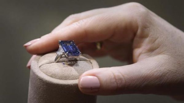 oppenheimer-blue-diamond-fetches-record-price-at-auction-136406194289903901-160519092010