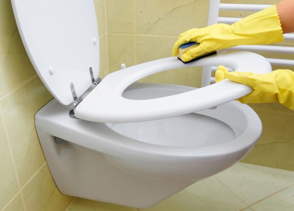 nettoyer les toilettes