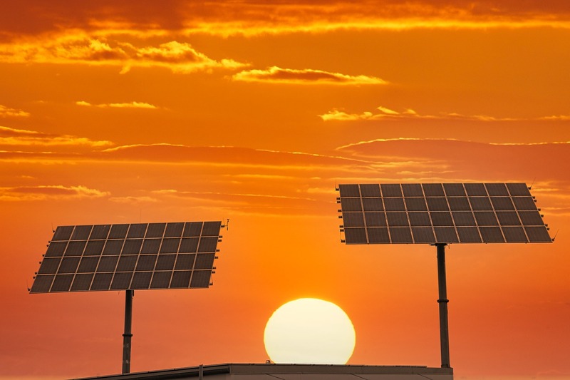 panneaux solaires au coucher du soleil